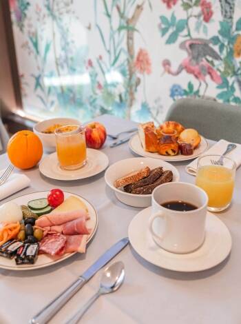 Börja dagen med en utsökt frukostbuffé med många olika alternativ.
