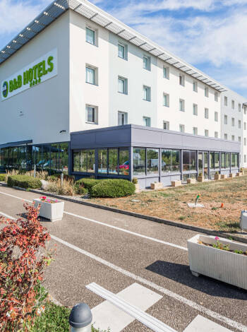 Hotellets läge erbjuder enkel tillgång till Colmars gamla stad, museer och restauranger.