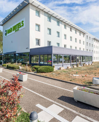 The hotel’s location offers easy access to Colmar’s old town, museums, and restaurants.