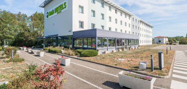 Hotellets beliggenhed giver nem adgang til Colmars gamle bydel, museer og restauranter.