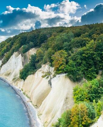 Fra Sassnitz kan du perfekt udforske Jasmund Nationalpark og den markante kridtkyst med Königsstuhl.