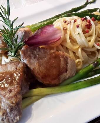 Nyd en lækker menu eller et bredt udvalg af retter fra buffeten hver aften (inkluderet i pakken).