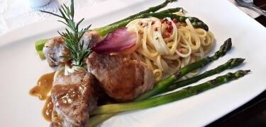 Enjoy a delicious menu or a large selection of dishes from the buffet every evening (included in the package).