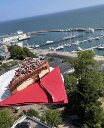 Besøg caféen på terrassen på søsterhotellet "Rügen" med lækre kager og kaffespecialiteter og en unik udsigt over havnen i Sassnitz.