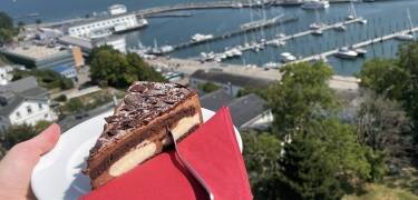 Besök kaféet på systerhotellets terrass, som erbjuder utsökta kakor, varma drycker och en unik utsikt över Sassnitz hamn.