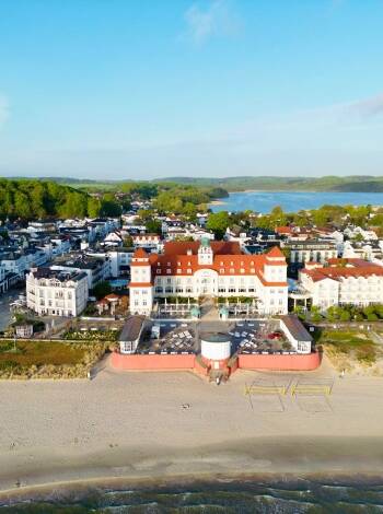 Den berömda kurorten Binz med sin typiska Östersjöarkitektur ligger endast några minuter bort med bil.