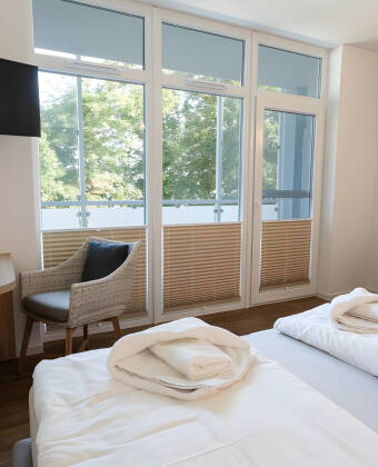 Genießen Sie Ihren eigenen Balkon und die moderne Zimmerausstattung.