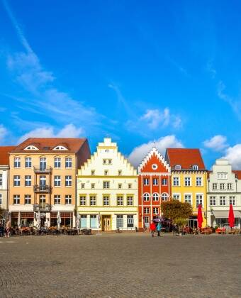 Greifswalds markedsplads (Marktplatz) og rådhuset er en udflugt værd.