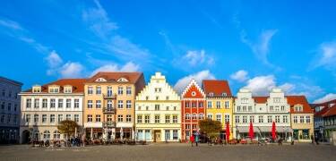 Der Greifswalder Marktplatz und das Rathaus sind einen Ausflug wert.