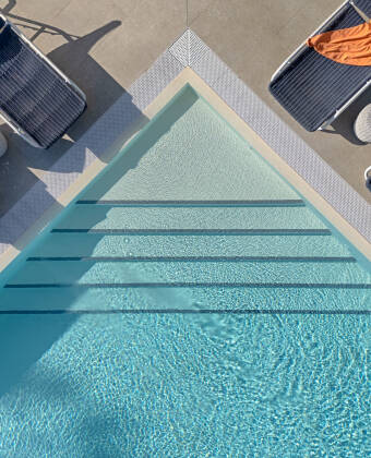 Entspannen Sie mit einem Drink am Pool – die Bar serviert erfrischende Cocktails und italienische Klassiker in einer entspannten Atmosphäre.