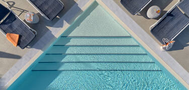 Slap af med en drink ved poolen – baren serverer forfriskende cocktails og italienske favoritter i en afslappet atmosfære.