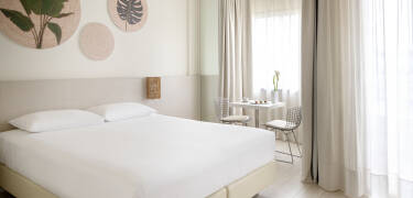 Die hellen und modernen Zimmer bieten die perfekte Rückzugsmöglichkeit nach einem sonnigen Tag.