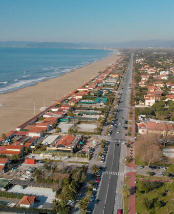 Forte dei Marmi verbindet maritimen Charme mit exklusiven Einkaufsmöglichkeiten und einer lebendigen, eleganten Atmosphäre.