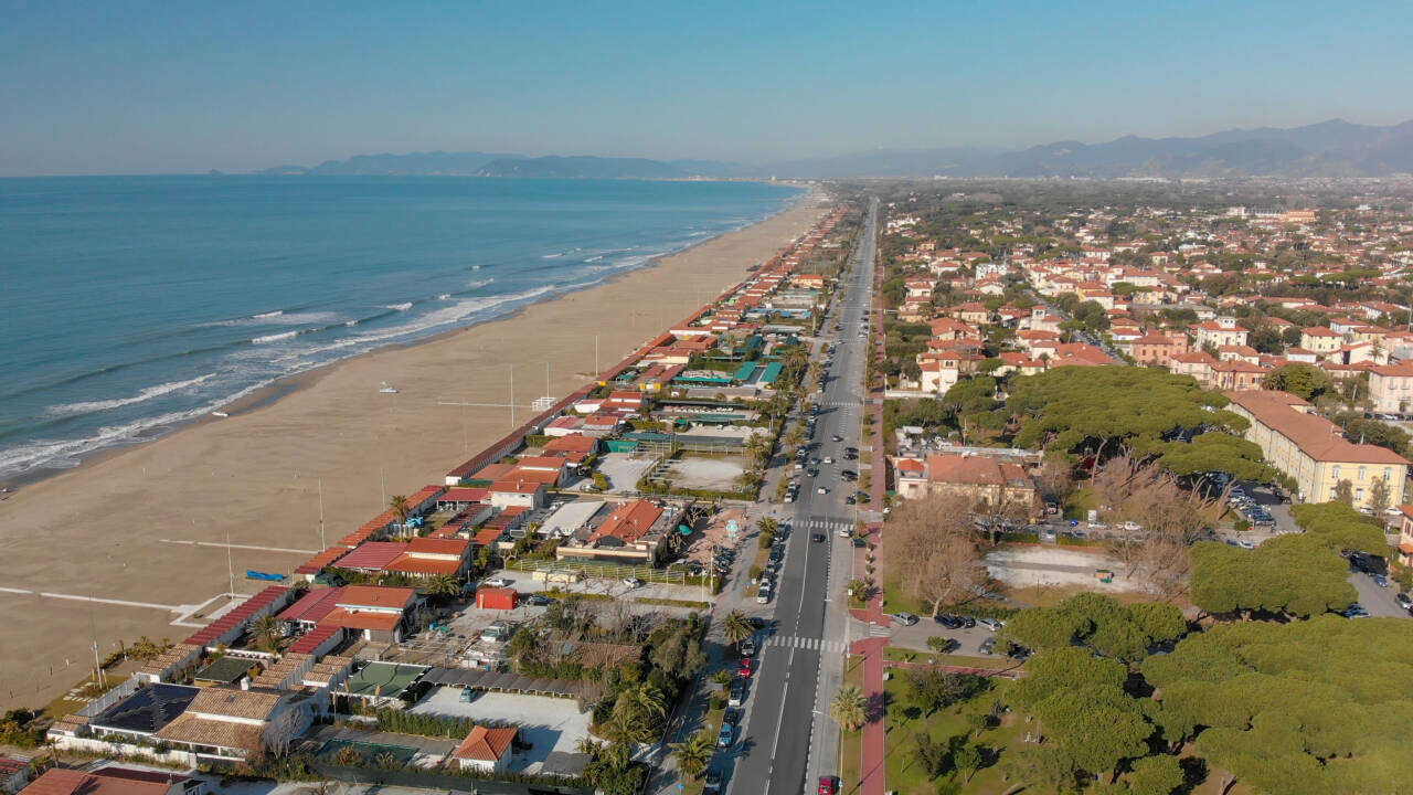 Forte dei Marmi kombinerar strandcharm med exklusiv shopping och en livlig, elegant atmosfär.