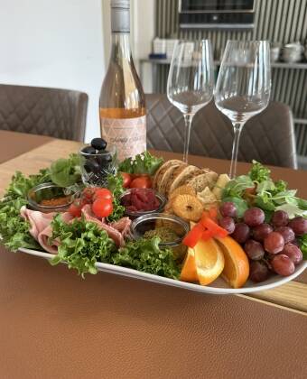 Teilen Sie sich bei Ihrer Ankunft eine Tapasplatte und eine Flasche Wein.