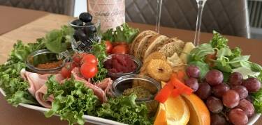 Teilen Sie sich bei Ihrer Ankunft eine Tapasplatte und eine Flasche Wein.