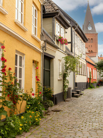 Utforska butiker, caféer och restauranger i livliga Aalborg.