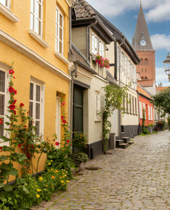 Udforsk butikker, caféer og restauranter i det livlige Aalborg.