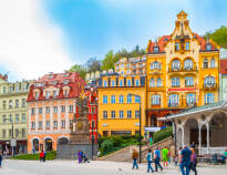 Karlovy Vary är en av Tjeckiens populära kurorter och här finns vackra byggnader och ett trevligt stadsliv.