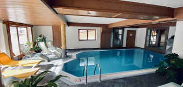 Slap af i den indendørs swimmingpool efter en dag med oplevelser.