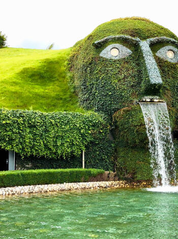 Lassen Sie sich von der funkelnden Schönheit der Swarovski Kristallwelten verzaubern – nur eine kurze Autofahrt entfernt.