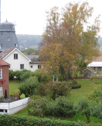 Gå til lokale museer, caféer, butikker og historiske steder i nærheden.