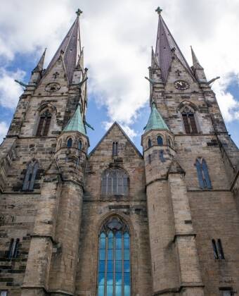 Machen Sie einen kurzen Ausflug in die charmante Stadt Skara in der Nähe.
