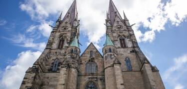 Machen Sie einen kurzen Ausflug in die charmante Stadt Skara in der Nähe.