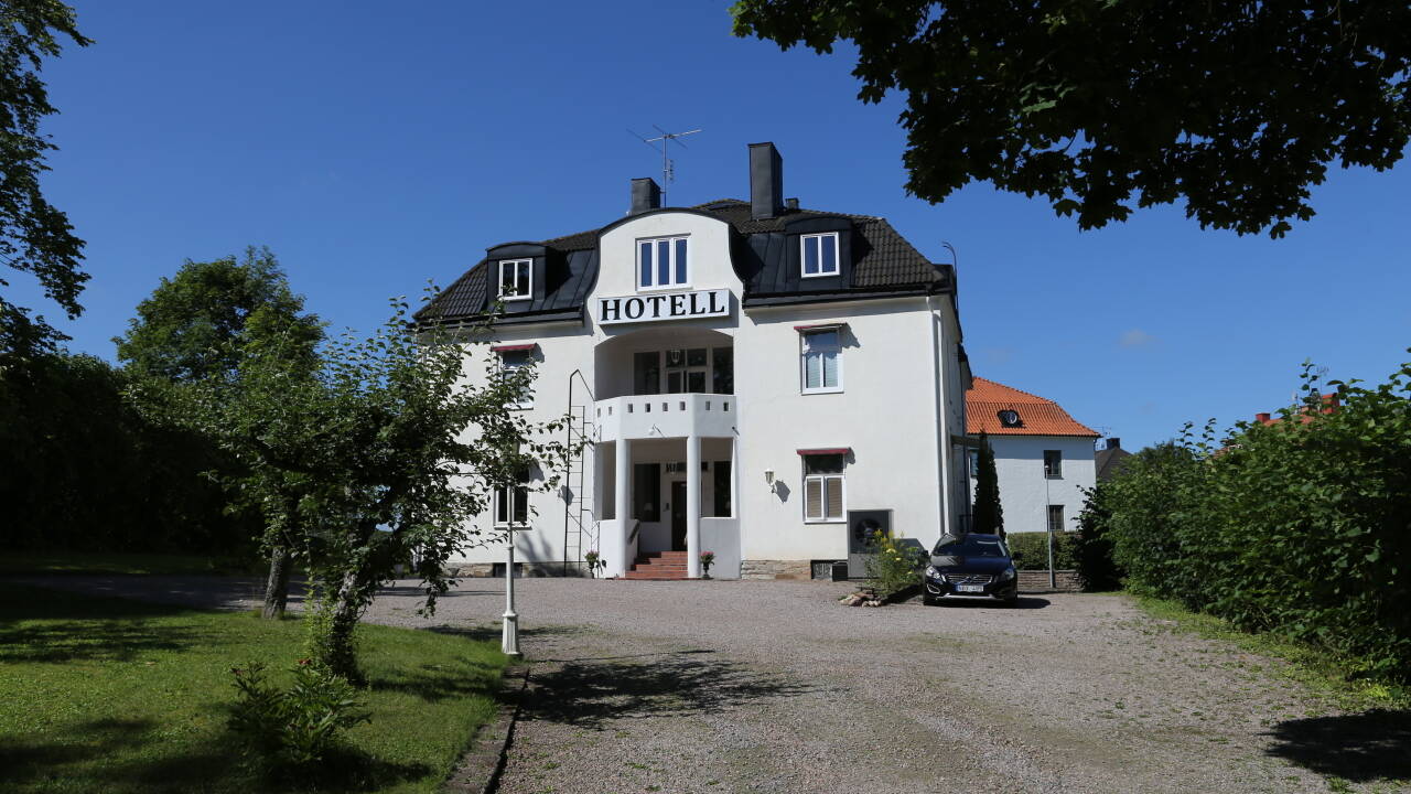 Klassisk svensk sjarm møter komfort i en vakkert restaurert bygning.