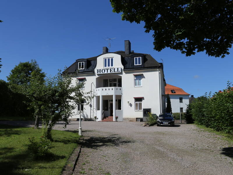 Klassisk svensk charme møder komfort i en smukt renoveret bygning.