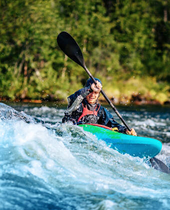 Erleben Sie den Nervenkitzel von Canyoning und Rafting durch wilde Berggewässer.