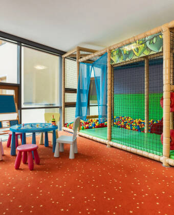 Kinder können im lebhaften Kinderclub Spaß haben und neue Freunde finden.