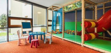 Kinder können im lebhaften Kinderclub Spaß haben und neue Freunde finden.