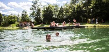 Entspannen Sie sich am Rieder Badesee mit Schwimmen, Sonnenbaden und Naturblicken.