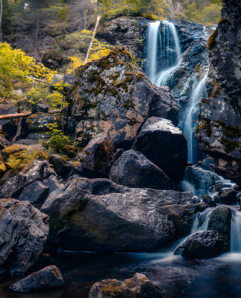 Besuchen Sie den beeindruckenden Wasserfall Tveiterfossen für eine erfrischende Naturpause.