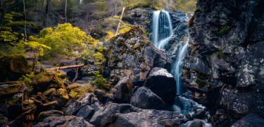 Besuchen Sie den beeindruckenden Wasserfall Tveiterfossen für eine erfrischende Naturpause.