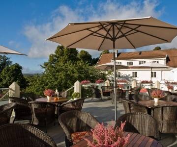 Entspannen Sie auf der Terrasse mit Panoramablick auf Hügel und Wälder.