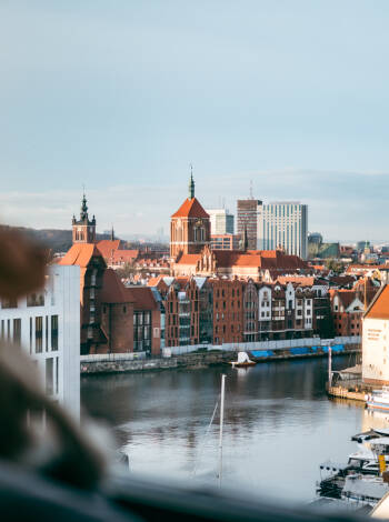 Willkommen im Hotel mit der schönsten Aussicht. Von den Fenstern genießen Sie den Panoramablick über Danzig.