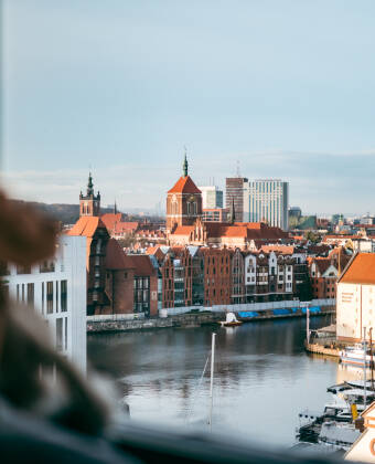 Willkommen im Hotel mit der schönsten Aussicht. Von den Fenstern genießen Sie den Panoramablick über Danzig.