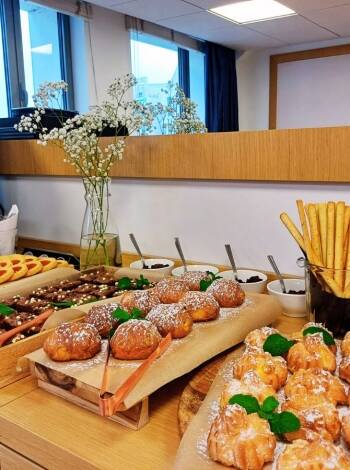 Beginnen Sie den Tag mit einem reichhaltigen und abwechslungsreichen Frühstücksbuffet und genießen Sie die besondere Aufmerksamkeit eines Begrüßungsglases Prosecco.