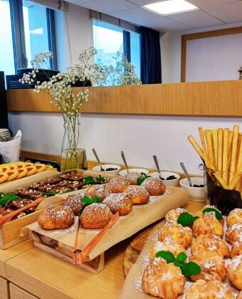 Beginnen Sie den Tag mit einem reichhaltigen und abwechslungsreichen Frühstücksbuffet und genießen Sie die besondere Aufmerksamkeit eines Begrüßungsglases Prosecco.