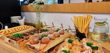 Beginnen Sie den Tag mit einem reichhaltigen und abwechslungsreichen Frühstücksbuffet und genießen Sie die besondere Aufmerksamkeit eines Begrüßungsglases Prosecco.