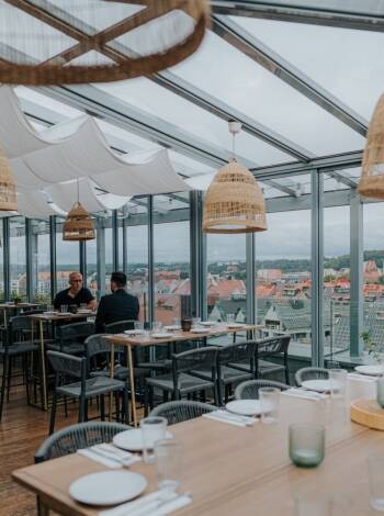 Im 10. Stock bieten die Dachbar und das Orangerie-Pavillon Panoramablick, elegante Cocktails und kunstvoll präsentierte Gerichte.
