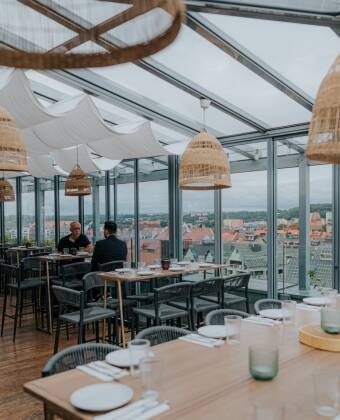 Im 10. Stock bieten die Dachbar und das Orangerie-Pavillon Panoramablick, elegante Cocktails und kunstvoll präsentierte Gerichte.