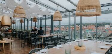 I 10. etasje tilbyr takbaren og orangeriet panoramautsikt, elegante cocktails og vakkert presenterte retter.