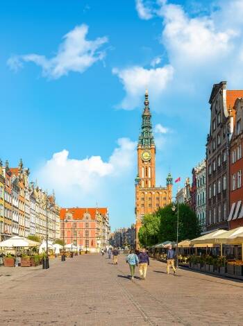 Die wunderschön wiederaufgebaute Danziger Altstadt ist ein Reiseziel für sich – ihr reiches hanseatisches Erbe und architektonische Schönheit erwarten Sie direkt vor der Tür.