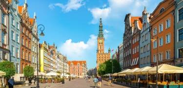 Die wunderschön wiederaufgebaute Danziger Altstadt ist ein Reiseziel für sich – ihr reiches hanseatisches Erbe und architektonische Schönheit erwarten Sie direkt vor der Tür.