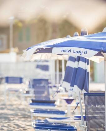 Få skridt fra havet med direkte adgang til en privat sandstrand.