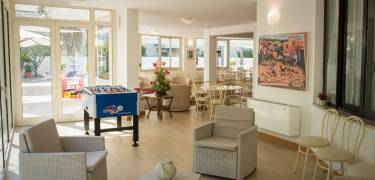 Børnene kan nyde indendørs og udendørs legeområder og familievenlig underholdning.