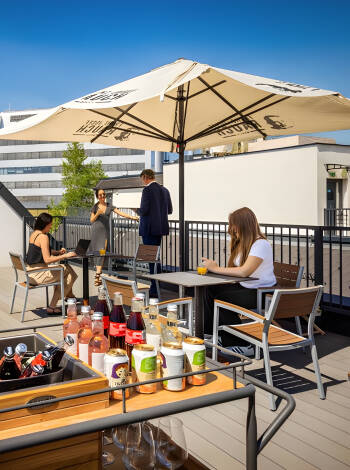 Genießen Sie den atemberaubenden Blick auf die Stadt von der Dachterrasse Skyward.